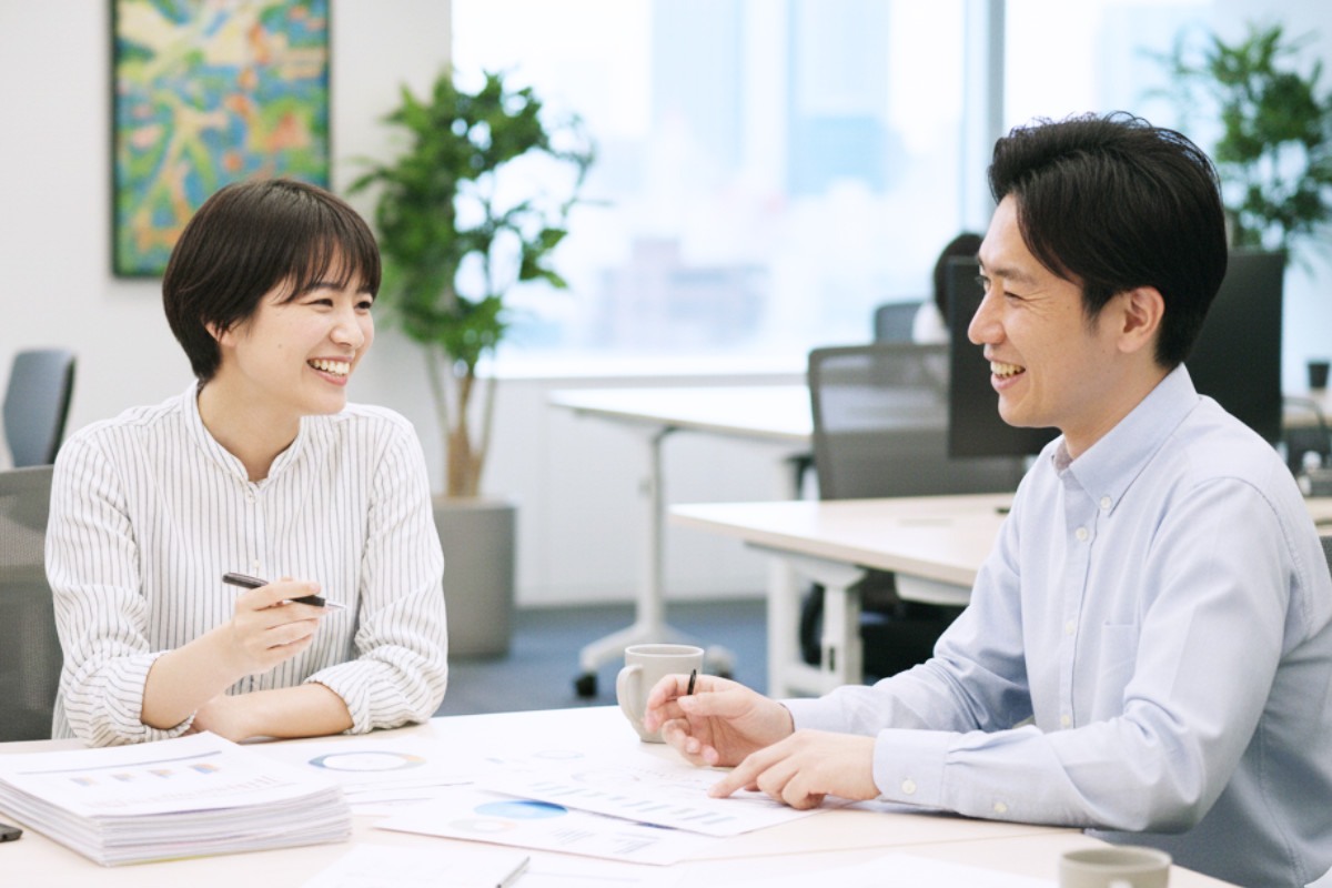 仕事の打ち合わせをする男性と女性