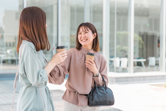 買い物を楽しむ女性
