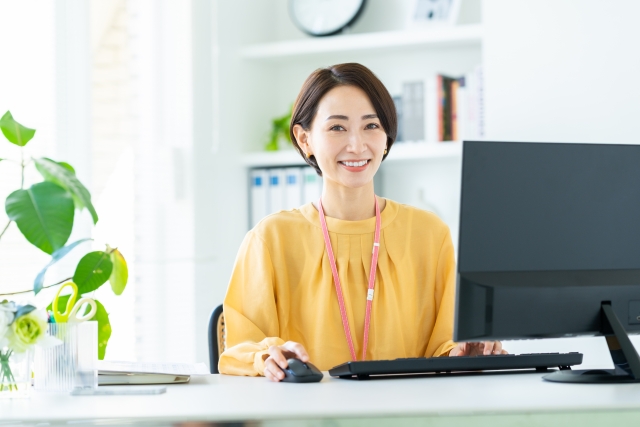 パソコン作業をする女性