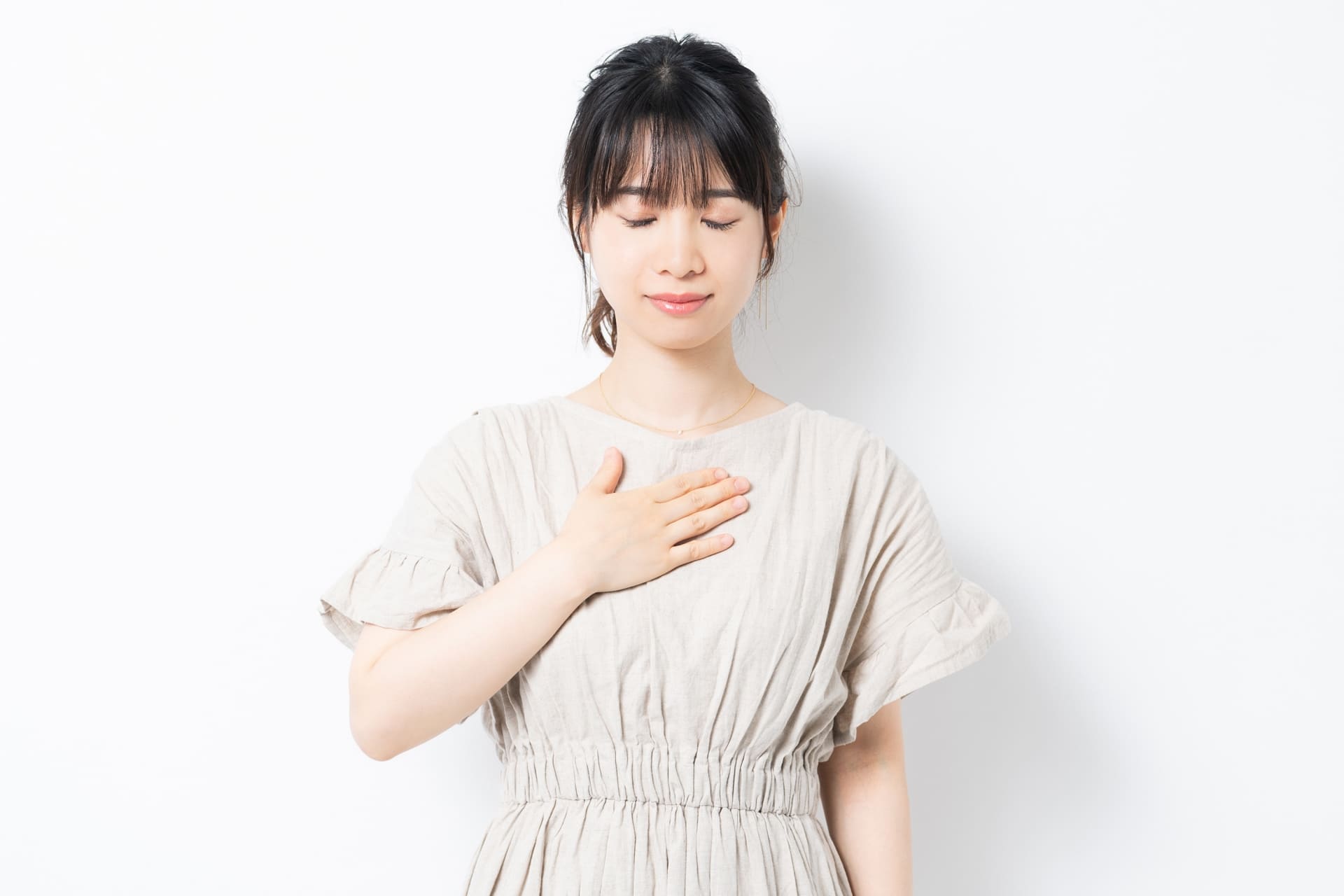 胸元を抑える女性